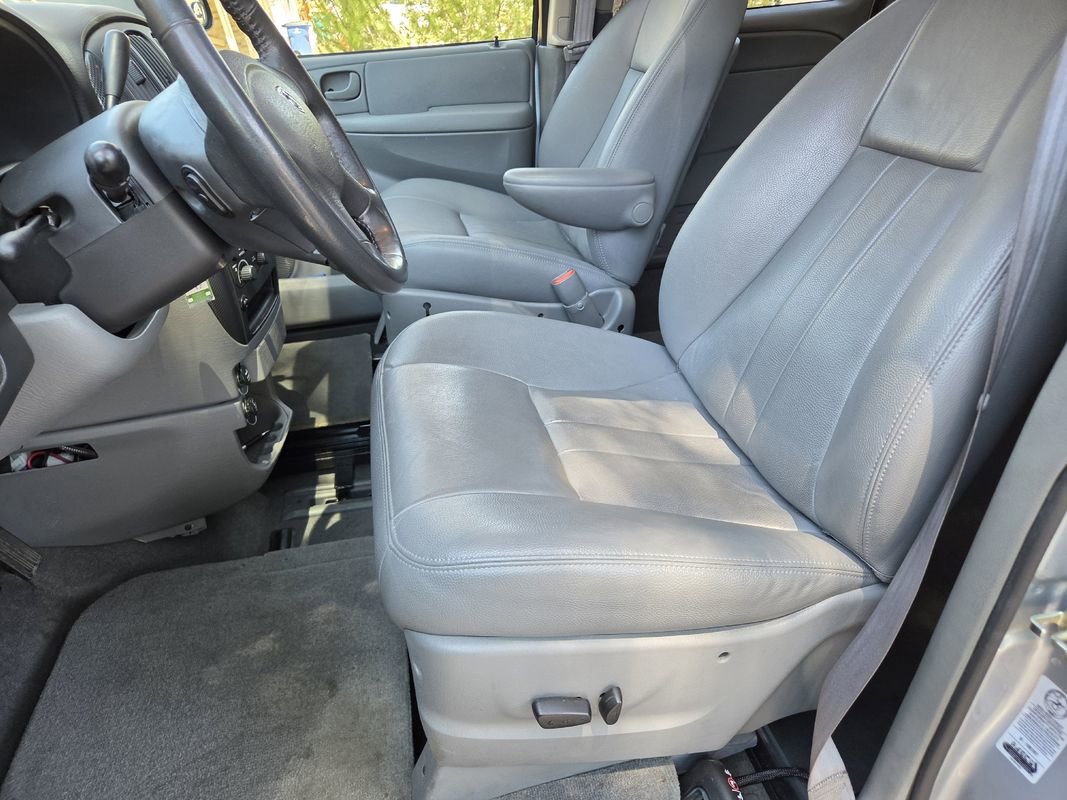 Used 2005 Dodge Grand Caravan SXT w/ Leather Interior Group FWD image 17