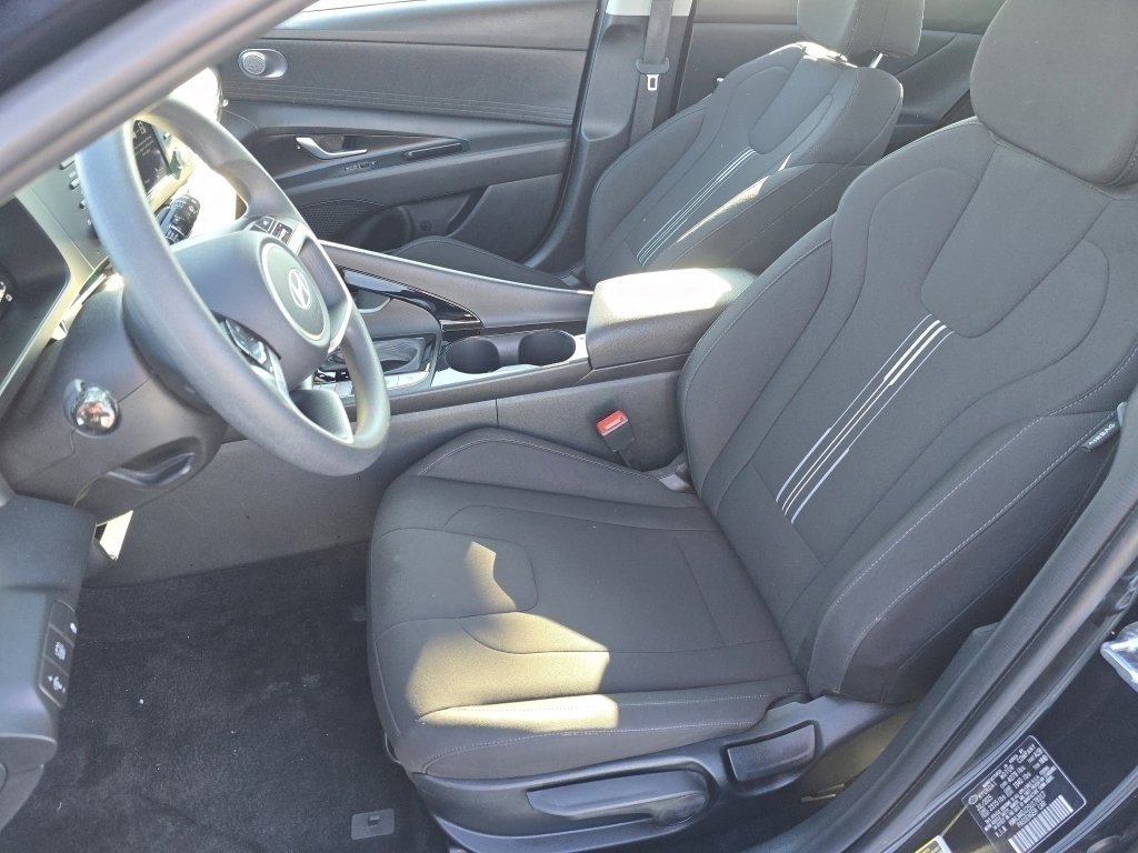 Used 2025 Hyundai Elantra Blue image 26