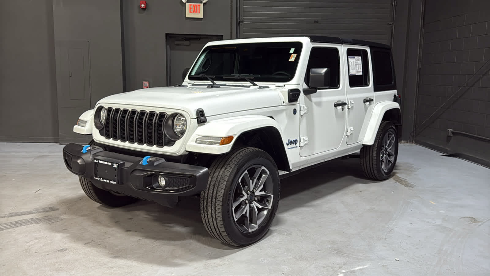 Certified 2024 Jeep Wrangler Unlimited w/ Convenience Group AWD/4WD image 3
