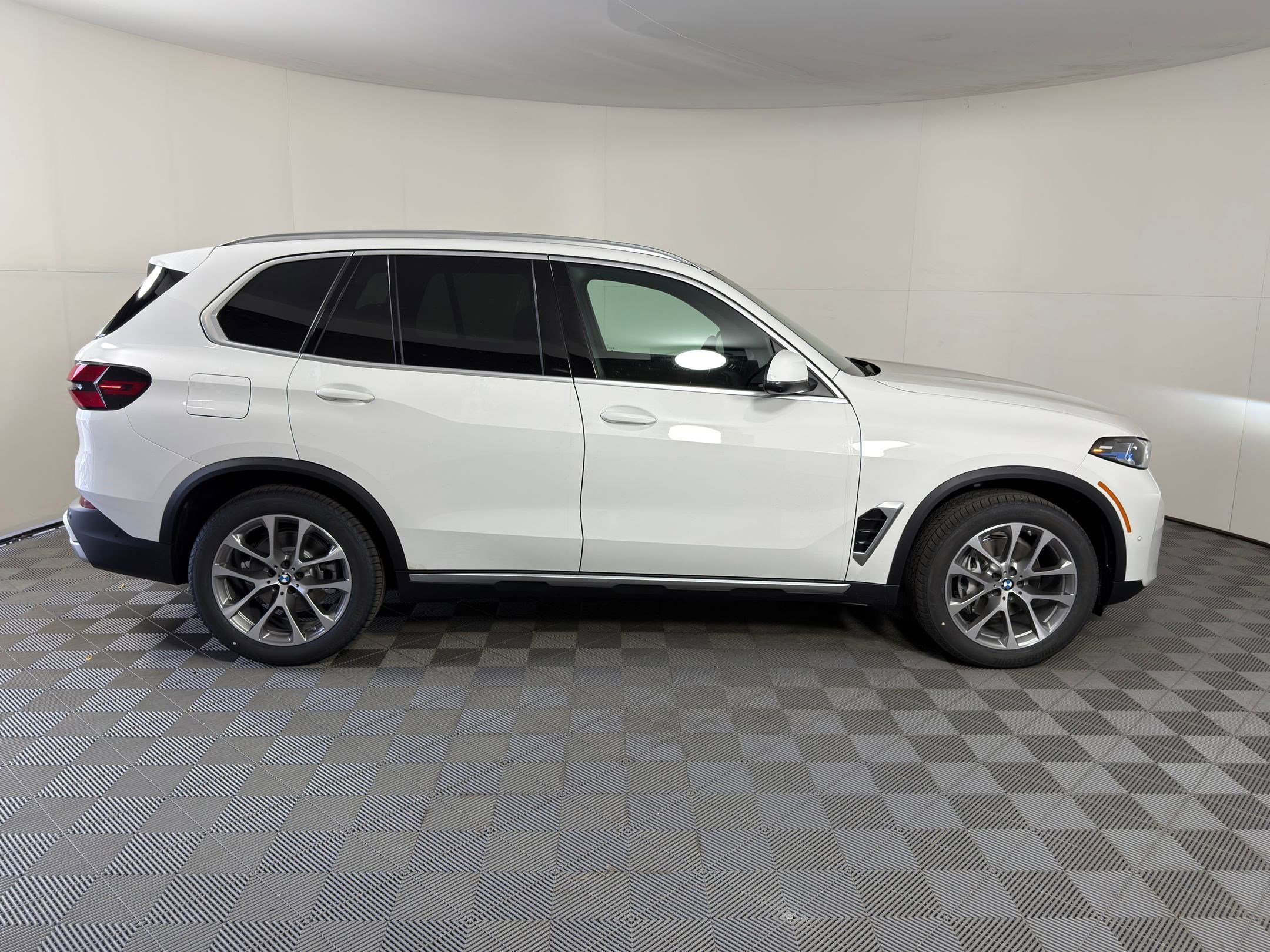 Used 2026 BMW X5 sDrive40i w/ Parking Assistance Package RWD image 8