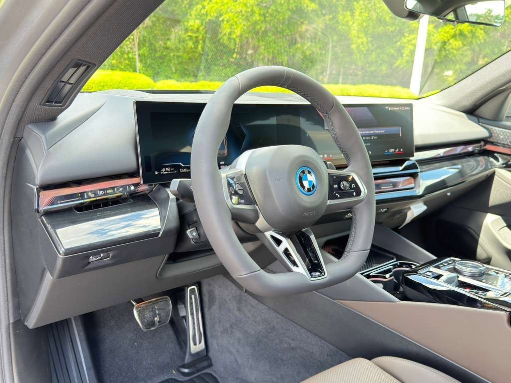 New 2026 BMW 550e xDrive AWD/4WD image 11