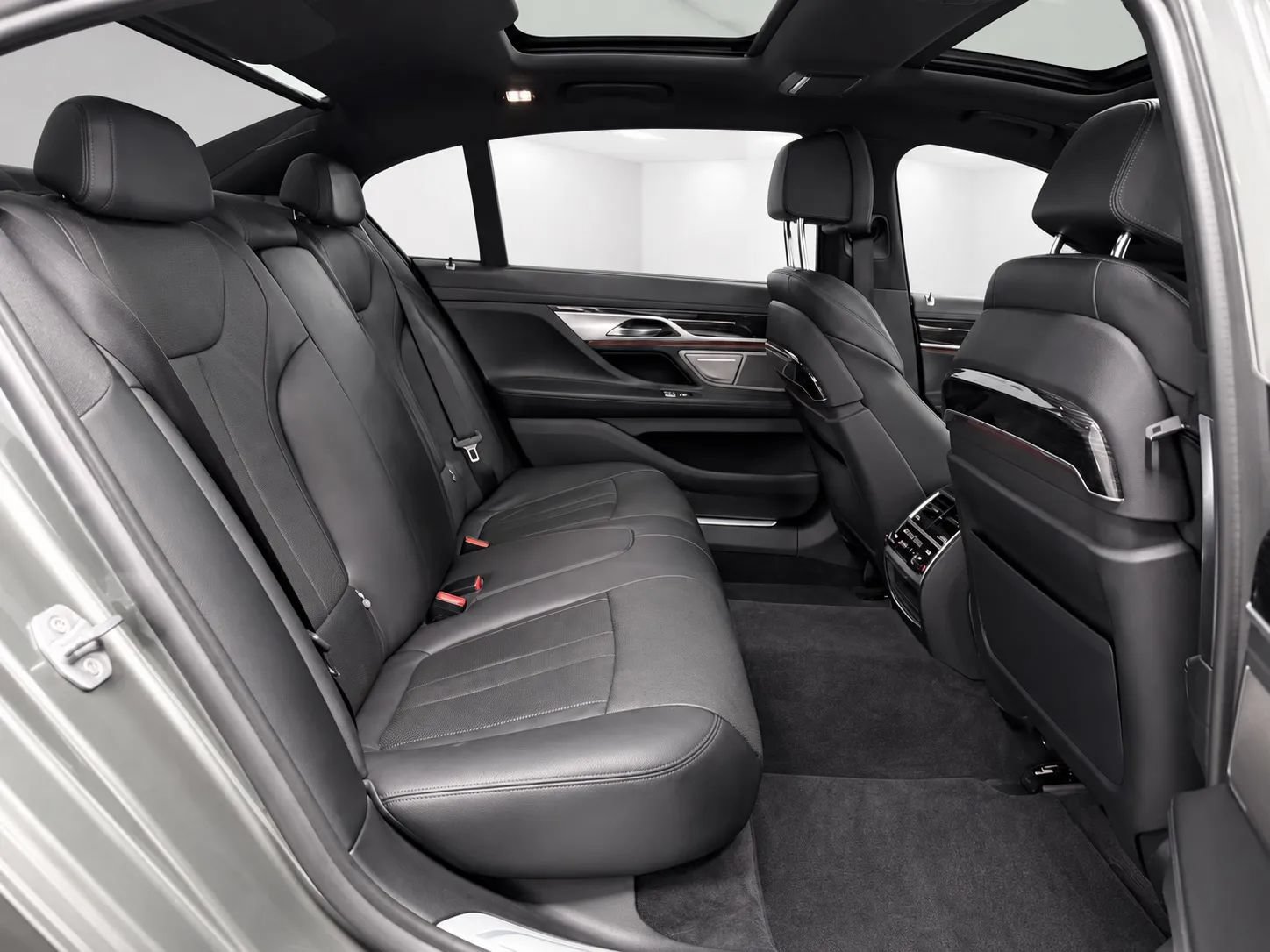 Used 2019 BMW 740i w/ Executive Package RWD image 22