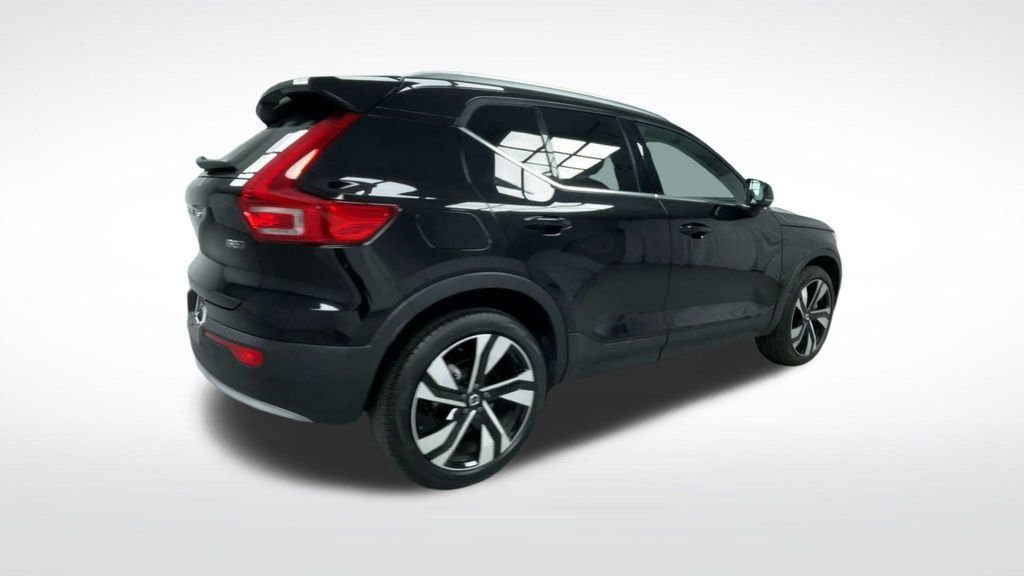 Used 2025 Volvo XC40 B5 Plus image 25