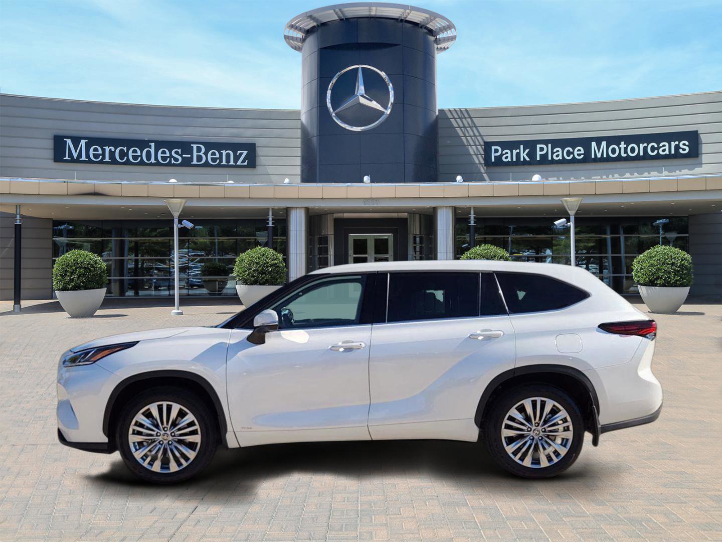 Used 2025 Toyota Highlander Platinum image 3