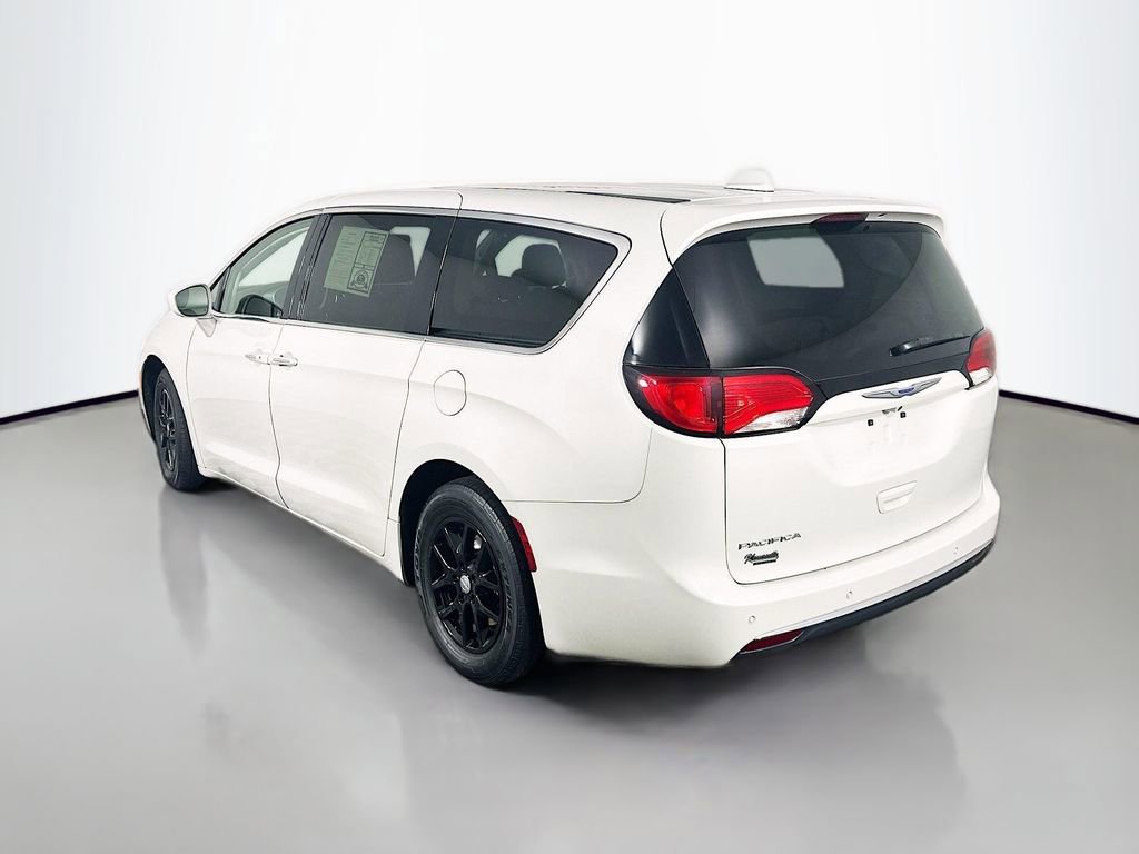 Used 2020 Chrysler Pacifica Touring image 5