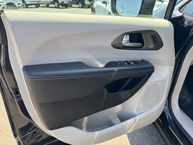 Used 2023 Chrysler Pacifica Touring-L FWD image 17