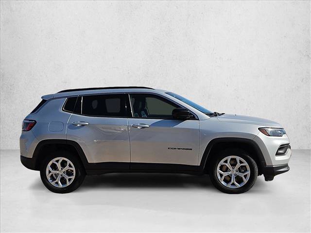 Used 2024 Jeep Compass Latitude AWD/4WD image 4