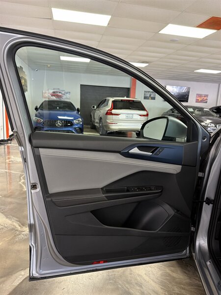 Used 2024 Volkswagen Taos SE FWD image 13