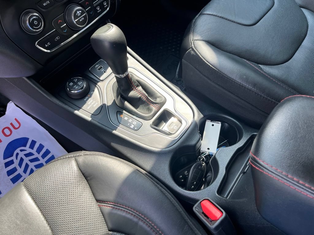 Used 2019 Jeep Cherokee Trailhawk AWD/4WD image 11