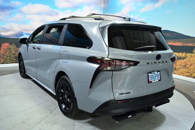 Used 2025 Toyota Sienna XLE Woodland Edition image 11