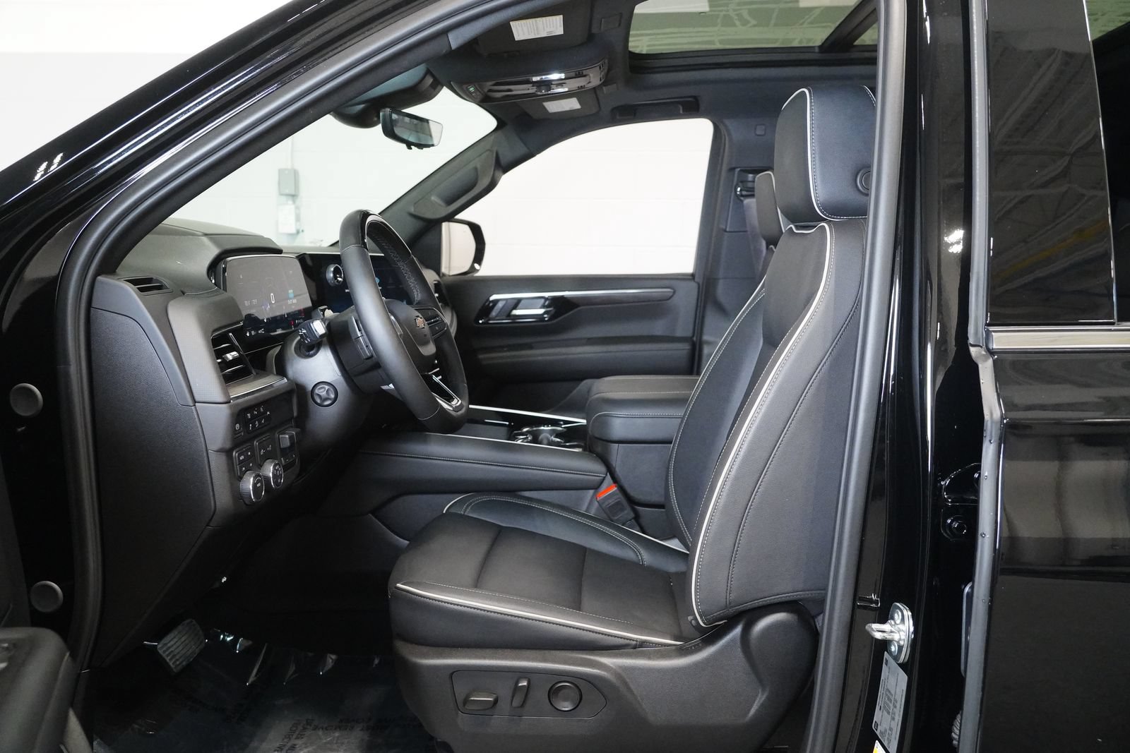 Used 2025 Chevrolet Suburban Premier AWD/4WD image 11
