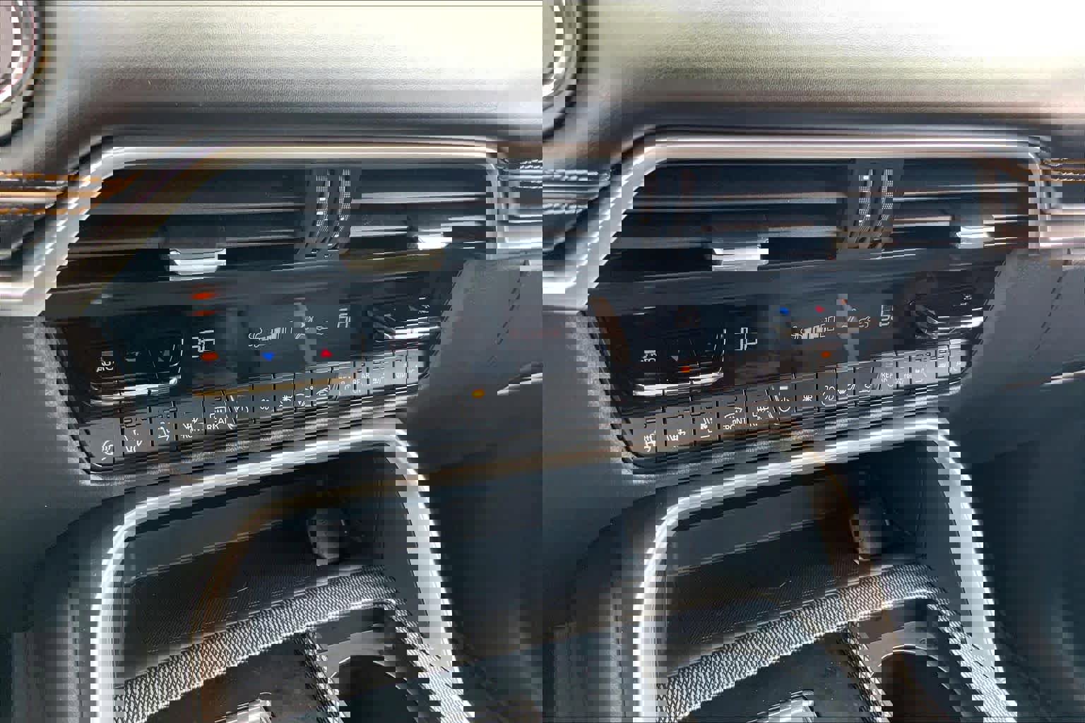 Used 2025 MAZDA CX-70 Plug-In Hybrid w/ Premium Plus AWD/4WD image 32