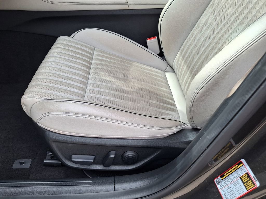 Used 2023 Genesis G70 2.0T w/ Sport Prestige Package image 31