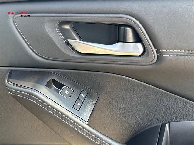 Certified 2025 Nissan Rogue SL AWD/4WD image 13