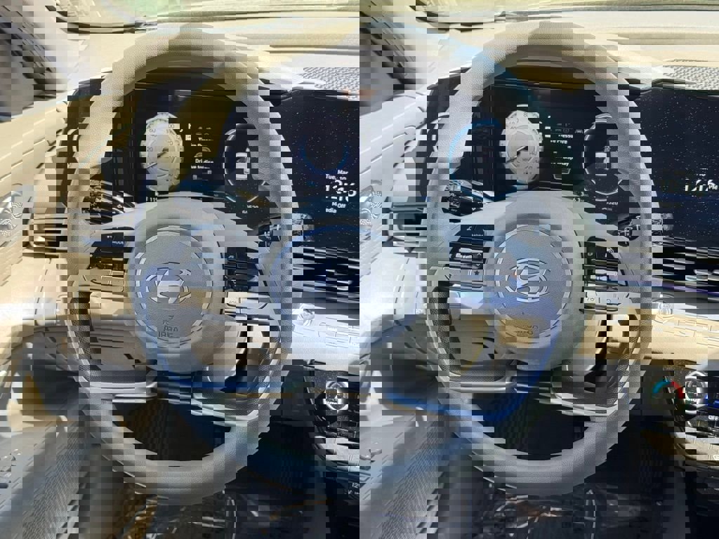 Used 2024 Hyundai Elantra SEL image 17