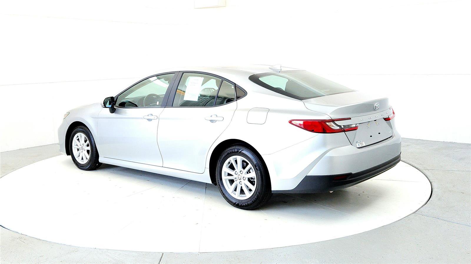 Used 2025 Toyota Camry LE image 4