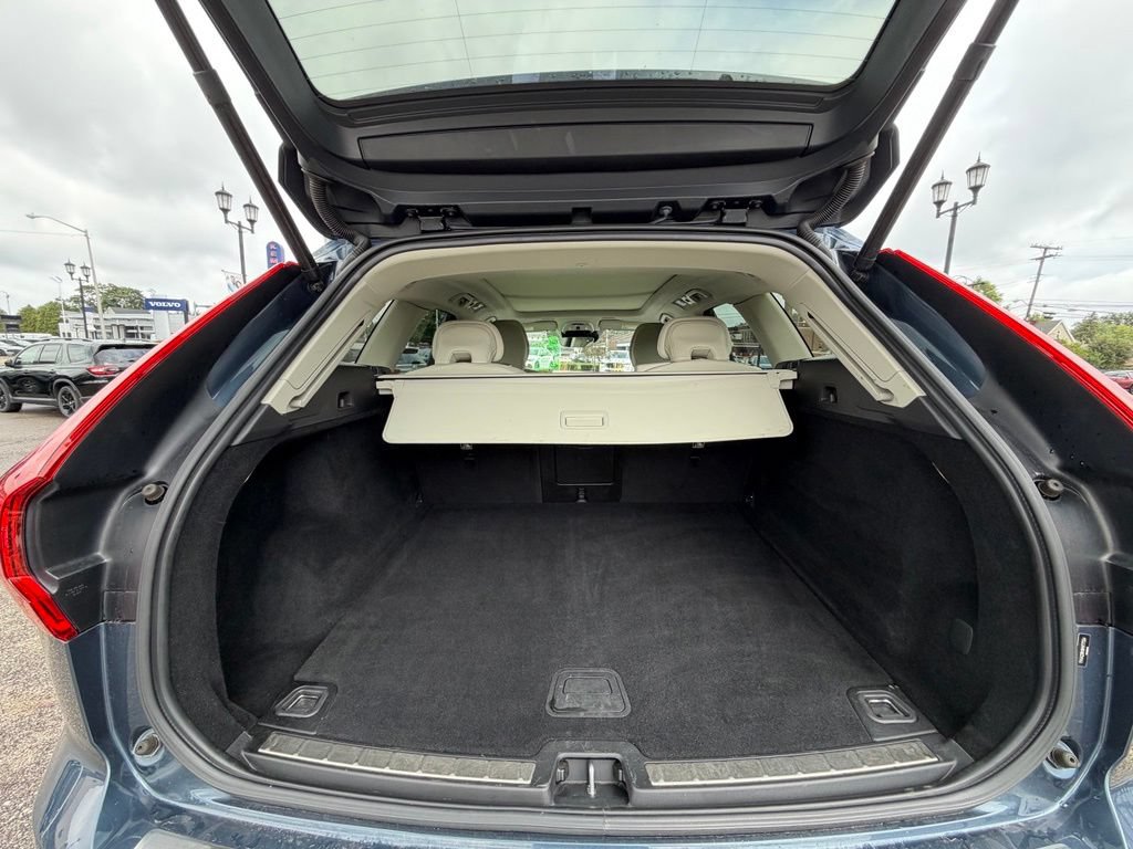 Used 2021 Volvo XC60 T6 Momentum AWD/4WD image 12