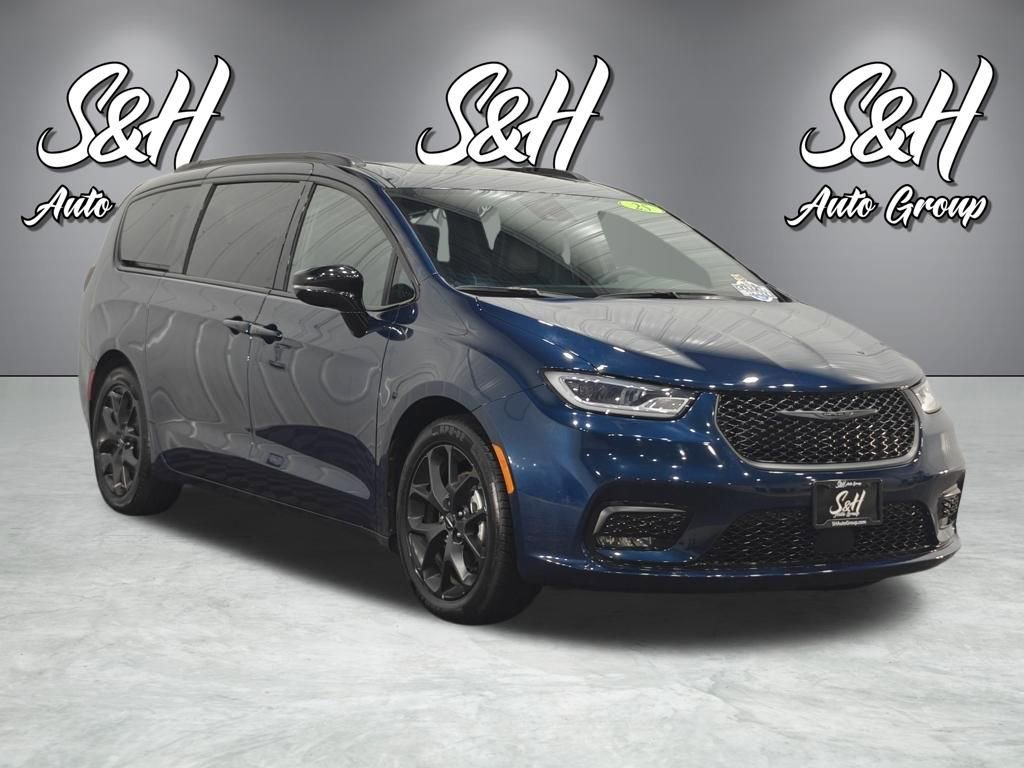 Used 2025 Chrysler Pacifica Limited image 2