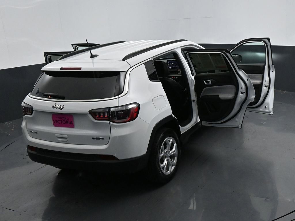 Used 2024 Jeep Compass Latitude image 23