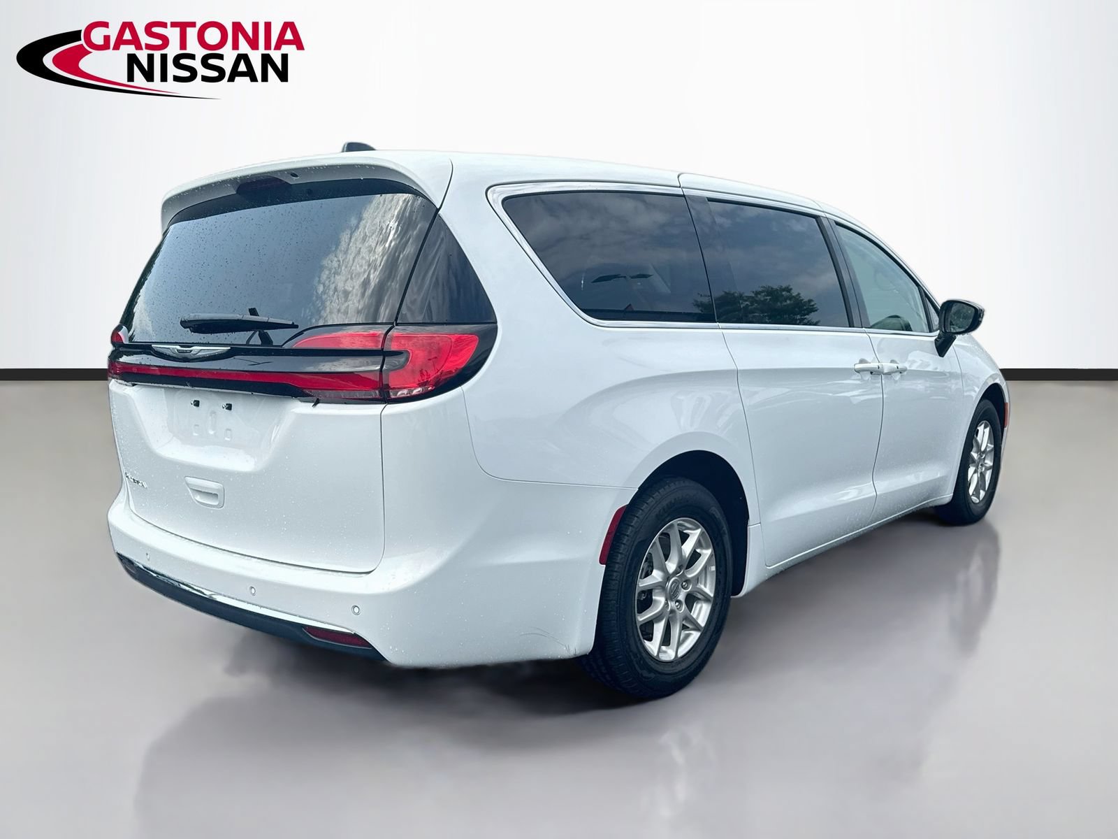 Used 2024 Chrysler Pacifica Touring-L FWD image 9