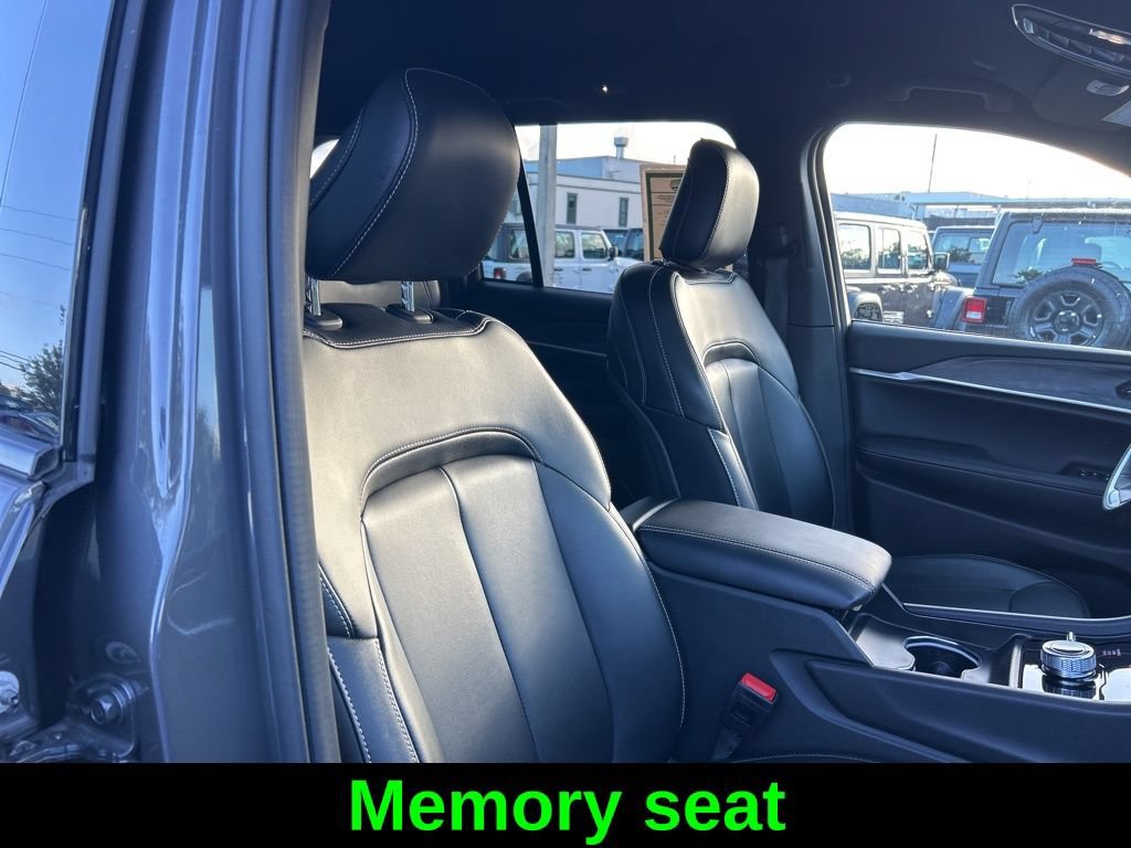 Used 2024 Jeep Grand Cherokee Limited AWD/4WD image 23