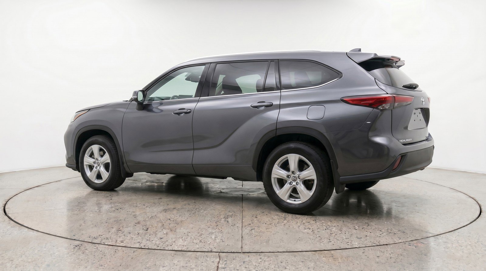 Used 2025 Toyota Highlander LE FWD image 6