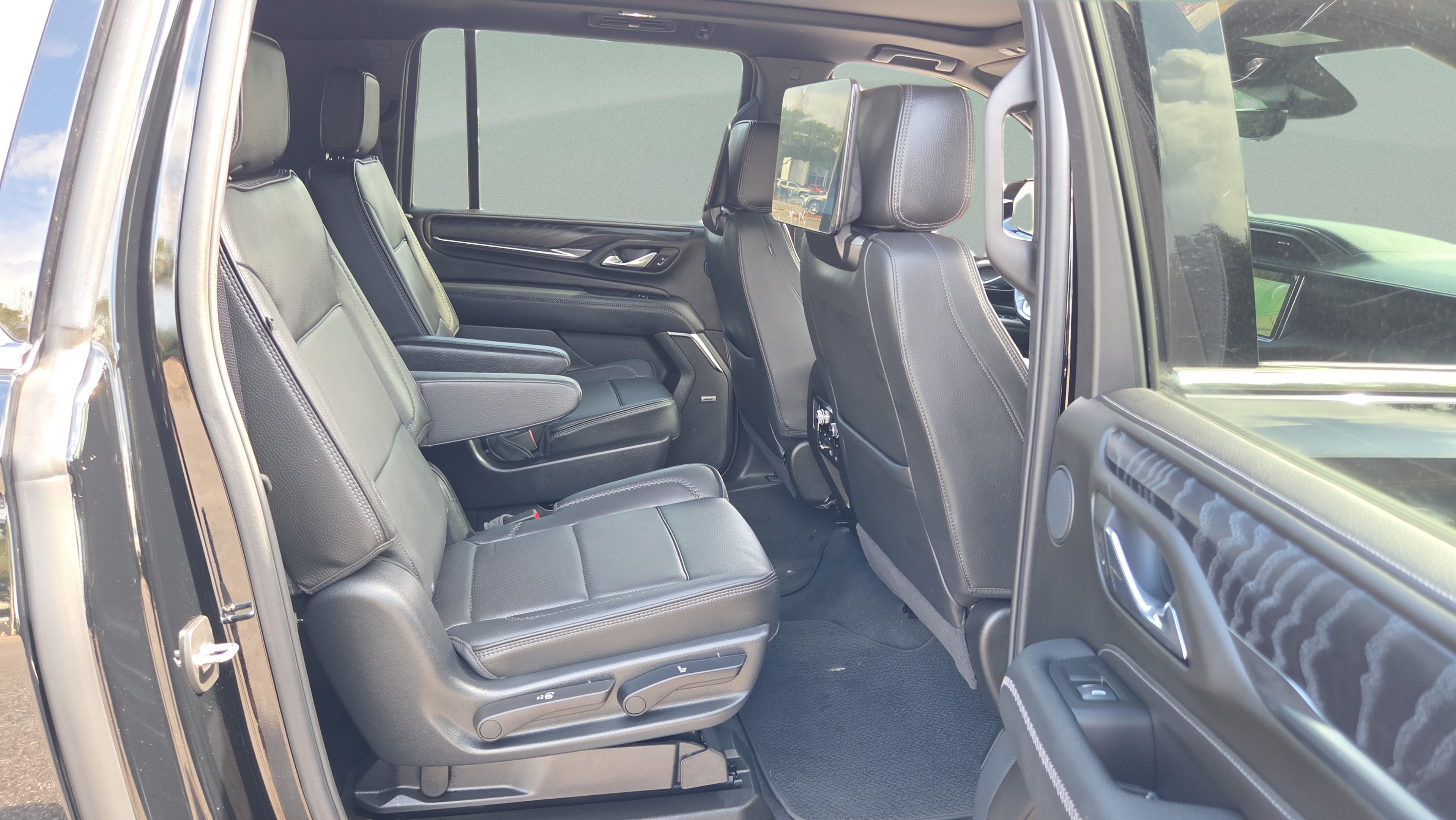 Used 2024 GMC Yukon XL Denali w/ Advanced Technology Package AWD/4WD image 19