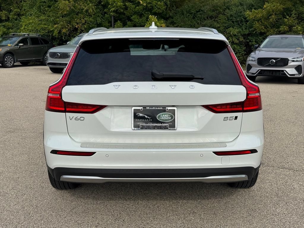 Certified 2025 Volvo V60 B5 Cross Country Ultra AWD/4WD image 3