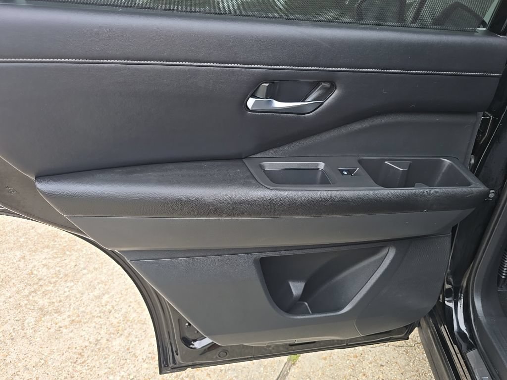 Used 2023 Nissan Pathfinder SL w/ Lighting Package (N92) FWD image 29