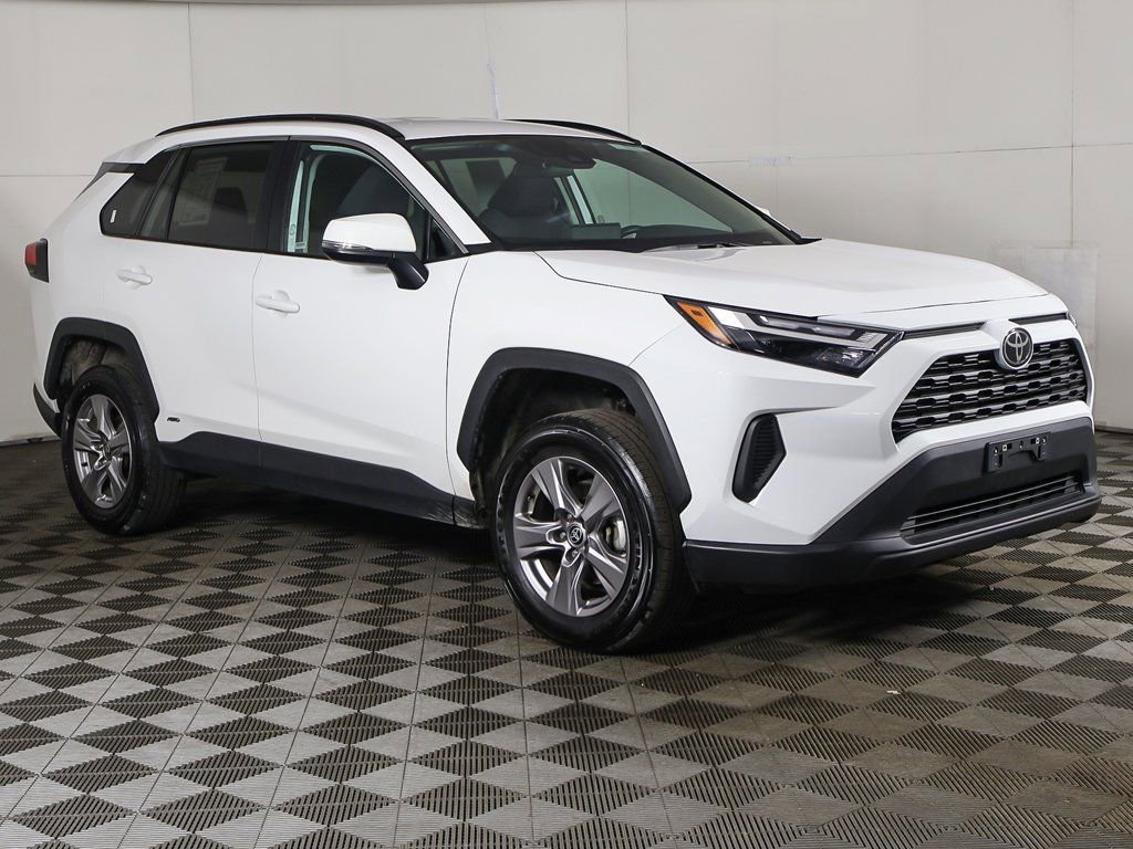 Used 2025 Toyota RAV4 XLE AWD/4WD image 2