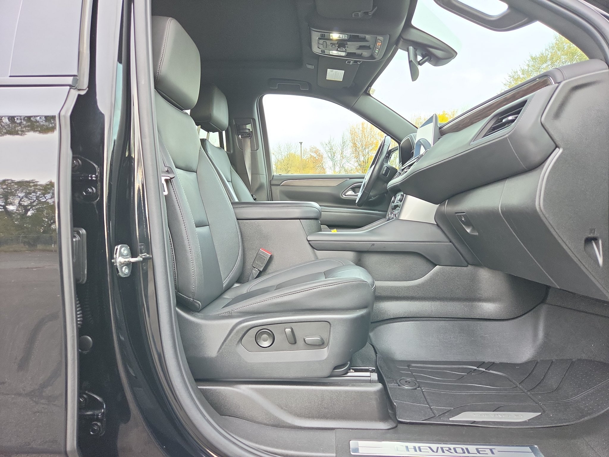 Used 2022 Chevrolet Tahoe Z71 w/ Luxury Package AWD/4WD image 40