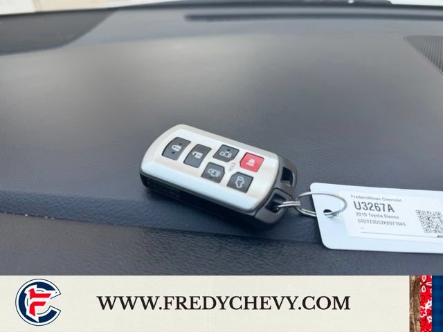 Used 2019 Toyota Sienna Limited Premium w/ Carpet Mat Package FWD image 25