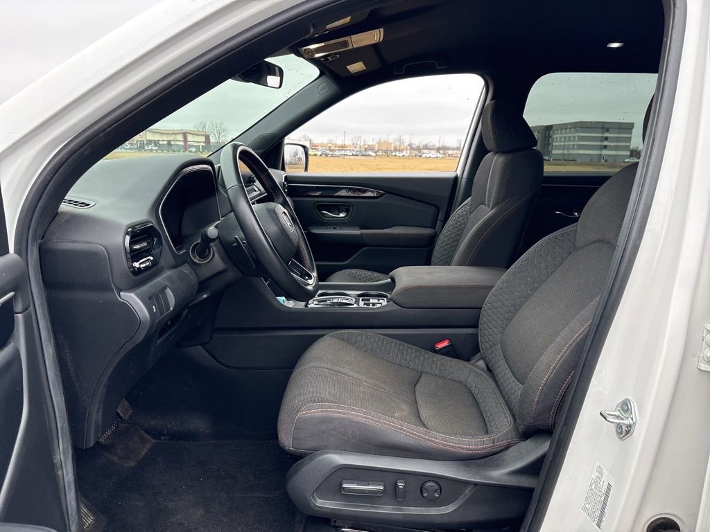 Used 2025 Honda Pilot Sport image 15