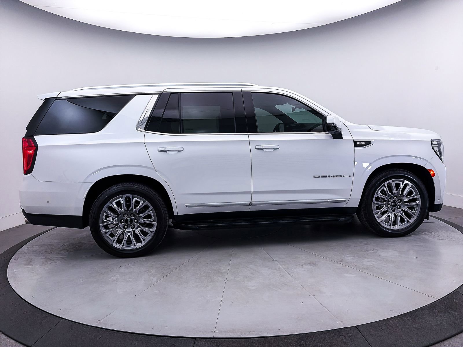 Used 2024 GMC Yukon Denali w/ Advanced Technology Package AWD/4WD image 48