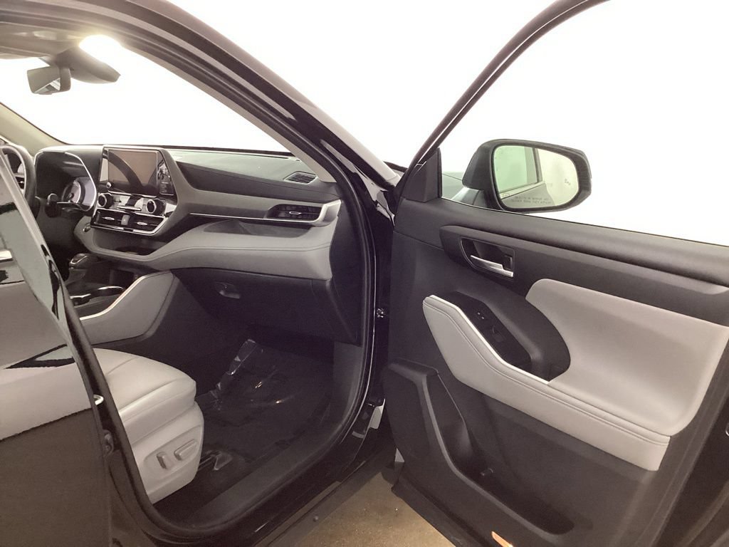 Used 2024 Toyota Highlander XLE AWD/4WD image 18