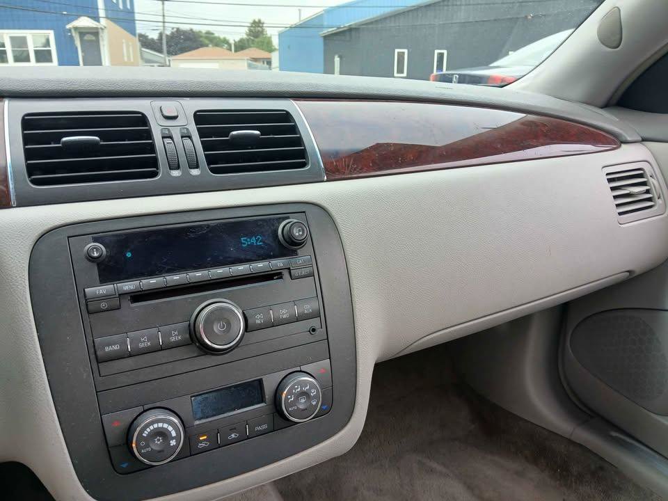 Used 2009 Buick Lucerne CXL w/ Driver Confidence Package FWD image 9