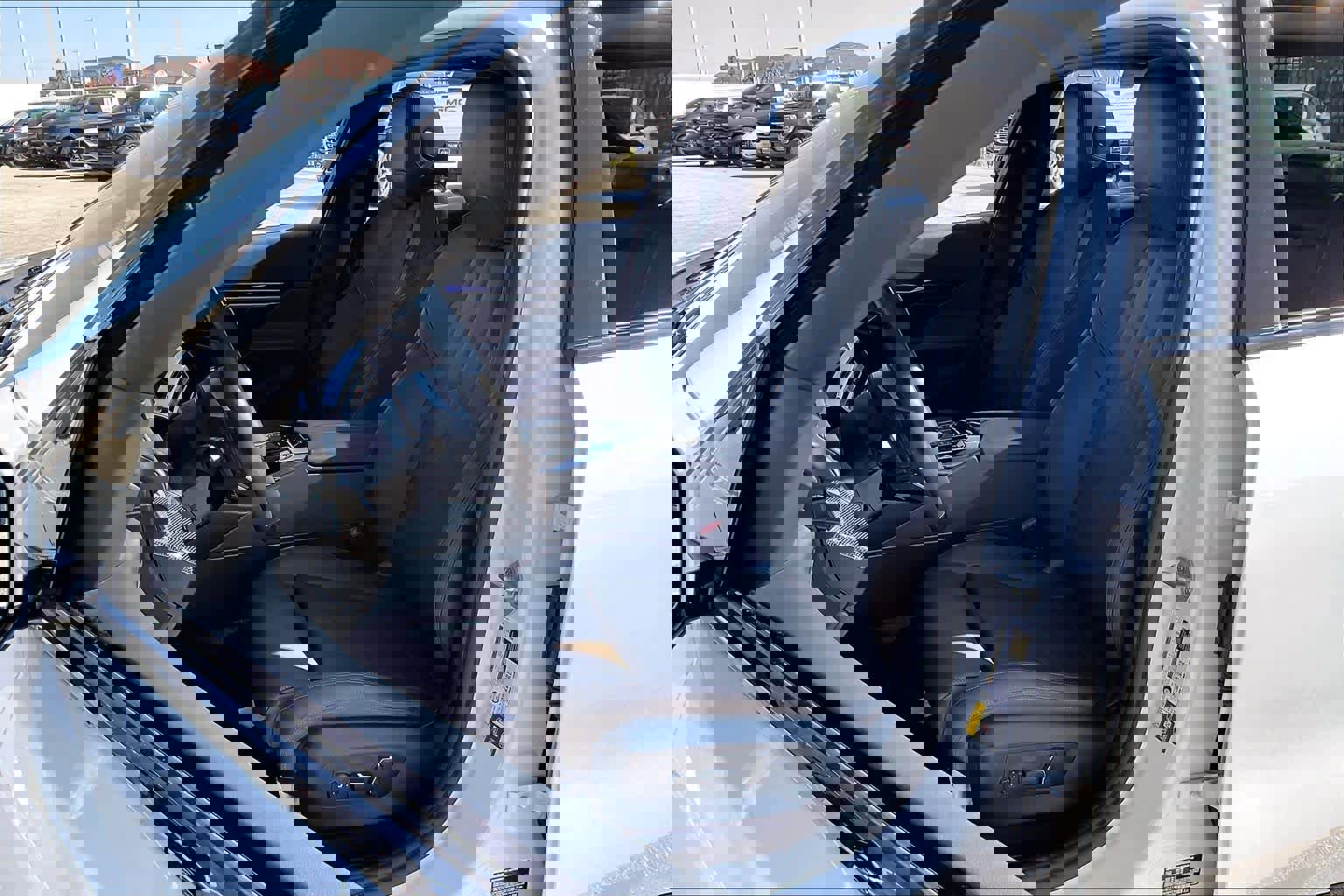 Used 2026 BMW 550e xDrive w/ Premium Package image 7