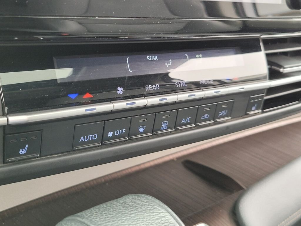 Used 2021 Toyota Sienna XLE FWD image 21