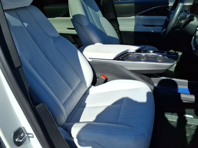 Used 2024 Cadillac Lyriq Luxury AWD/4WD image 22