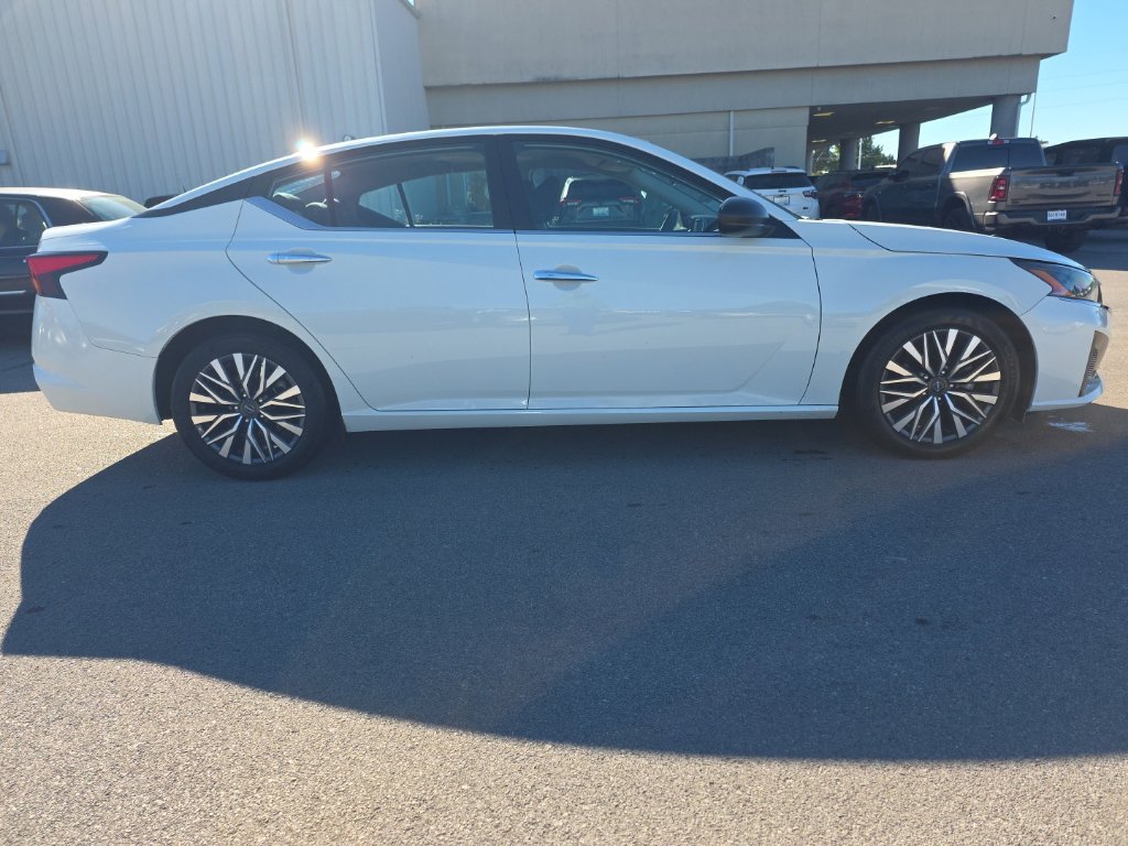 Used 2025 Nissan Altima 2.5 SV FWD image 4
