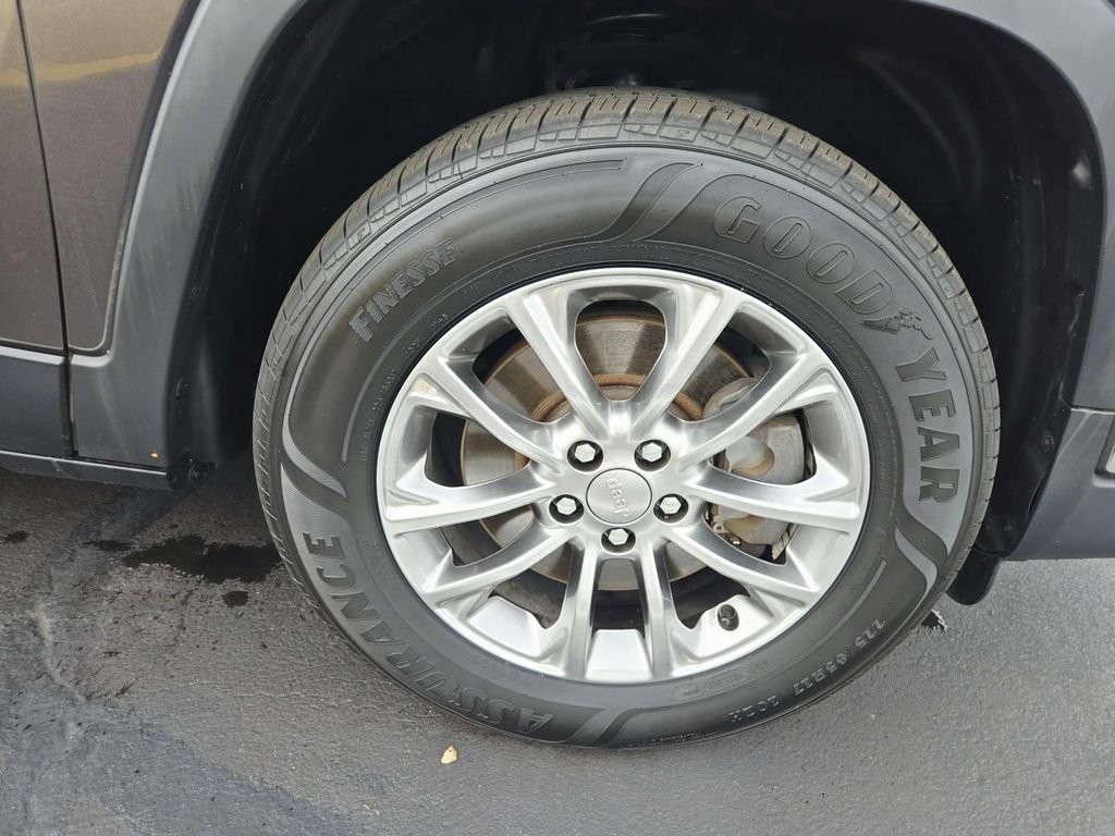 Used 2019 Jeep Cherokee Latitude Plus w/ Comfort/Convenience Group AWD/4WD image 17