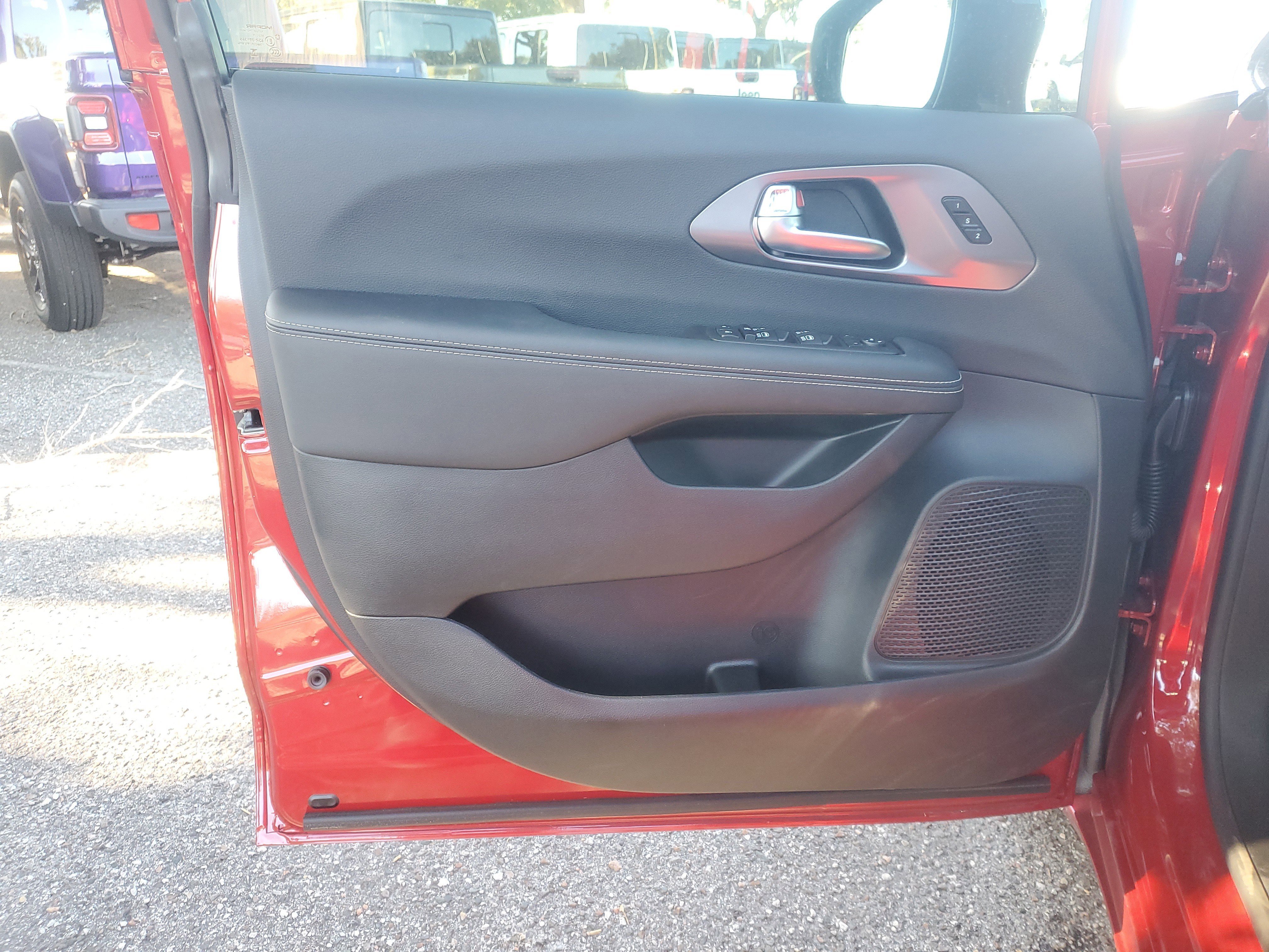 New 2026 Chrysler Pacifica Select image 9