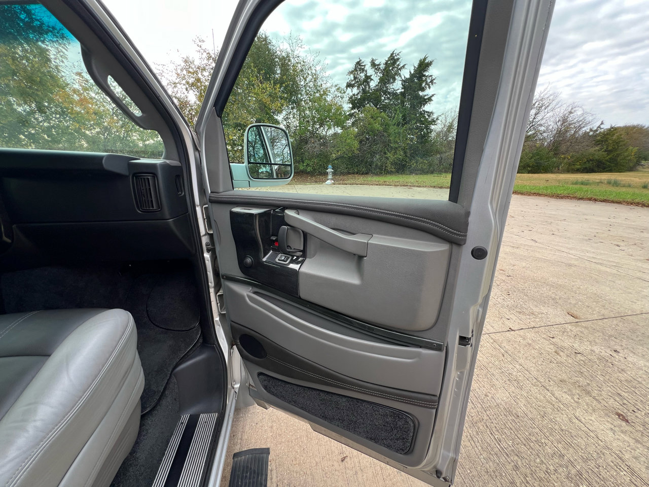 Used 2018 Chevrolet Express 2500 w/ Enhanced Convenience Package image 22