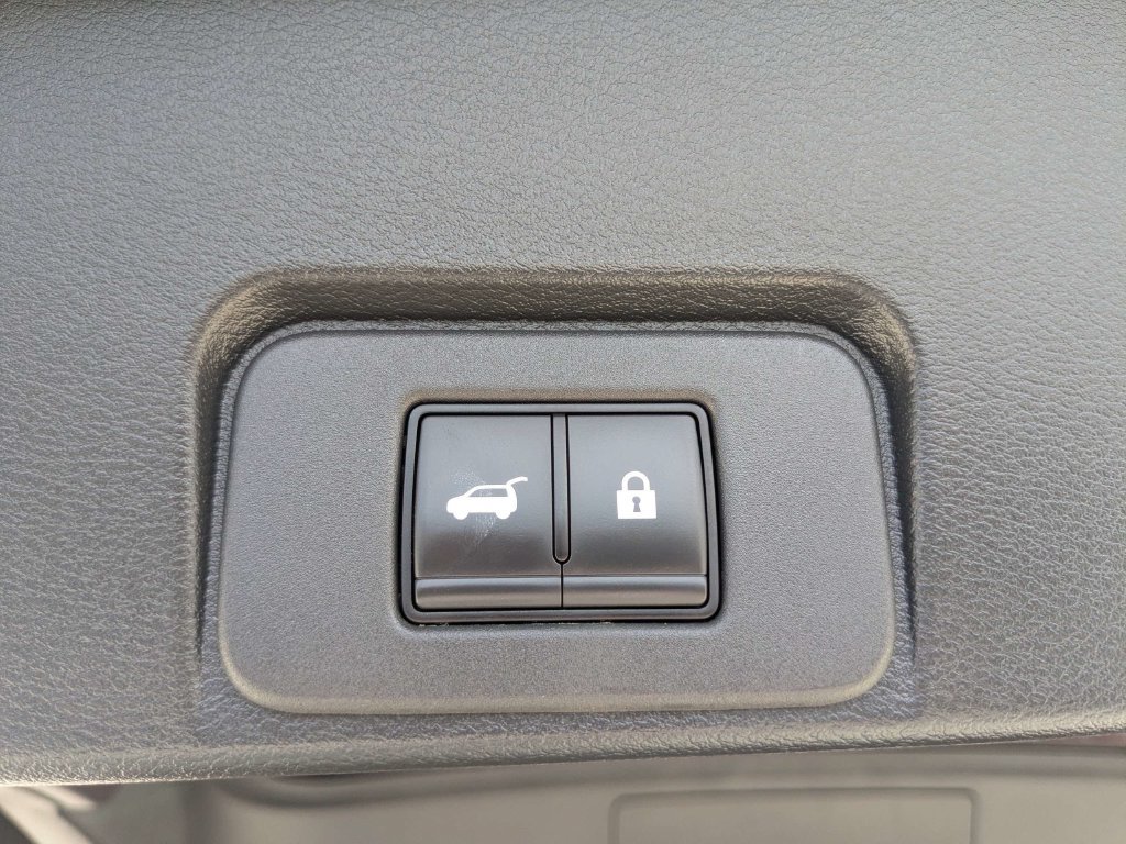 Used 2025 Nissan Rogue SV AWD/4WD image 18