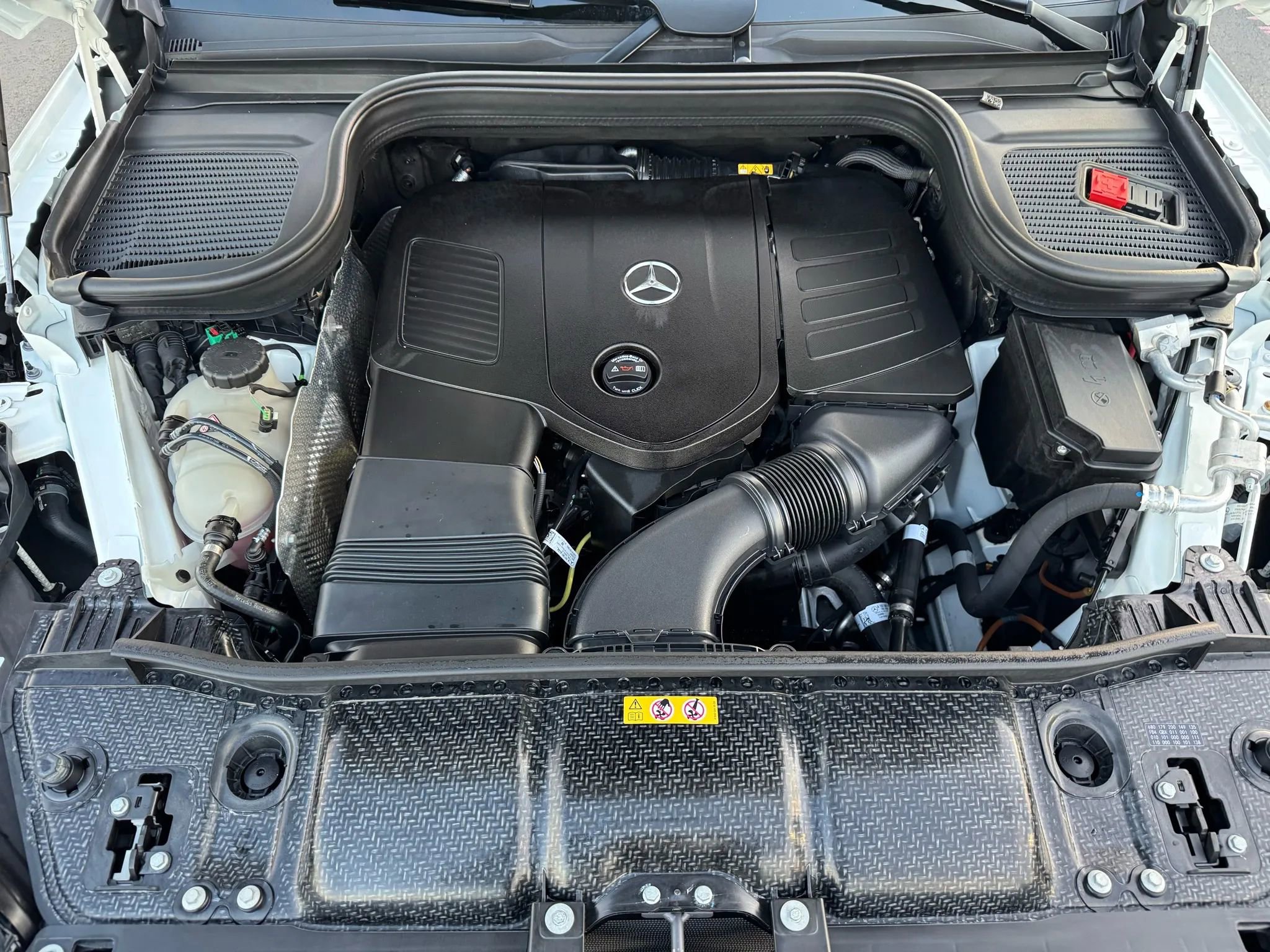 Used 2025 Mercedes-Benz GLE 450e 4MATIC w/ AMG Line Exterior image 46