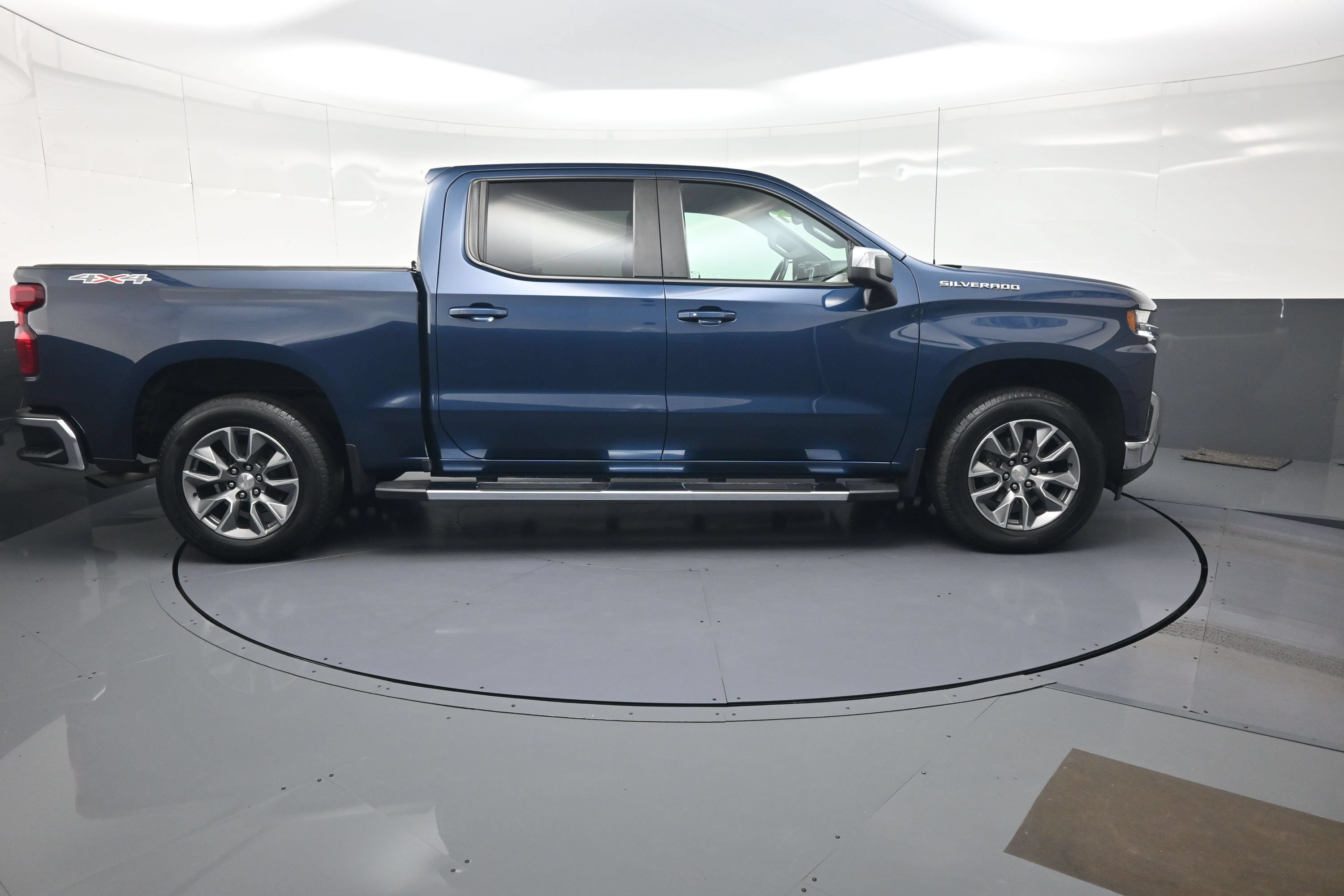Used 2021 Chevrolet Silverado 1500 LT AWD/4WD image 2