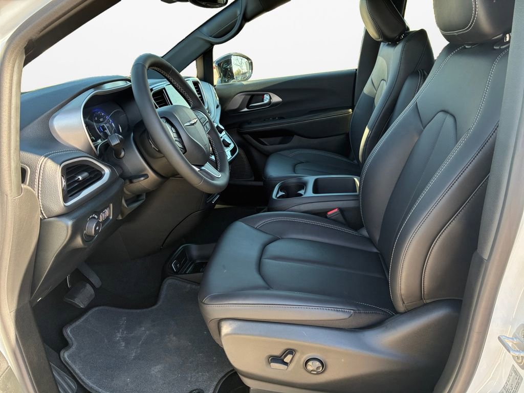 New 2026 Chrysler Pacifica Limited FWD image 19