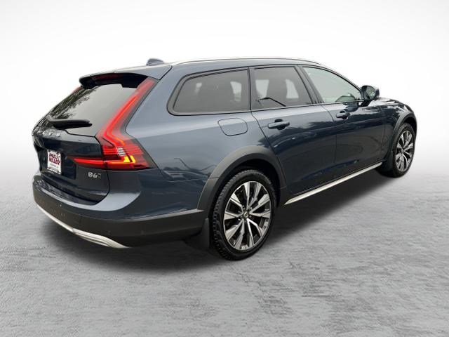 Used 2025 Volvo V90 B6 Cross Country Plus image 7