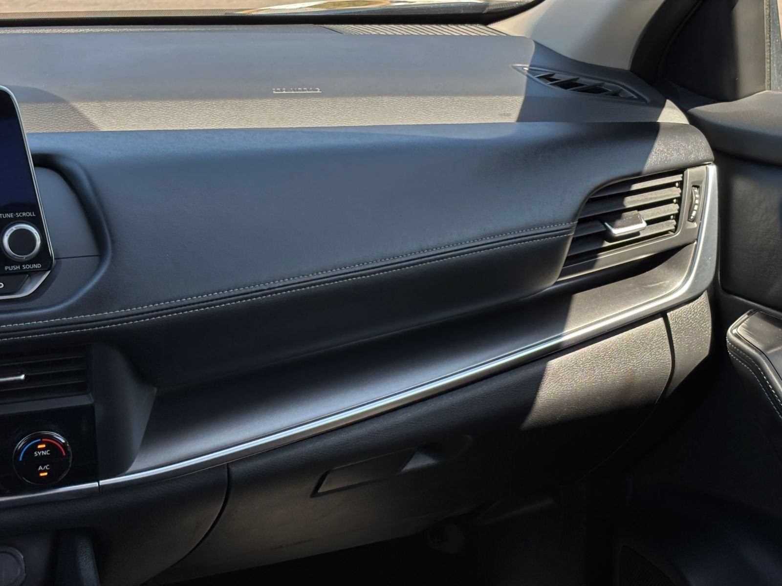 Used 2025 Nissan Rogue SV AWD/4WD image 36