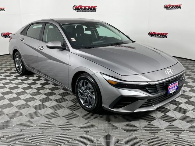 Used 2024 Hyundai Elantra SEL FWD image 2